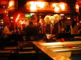 elephant an einer bar